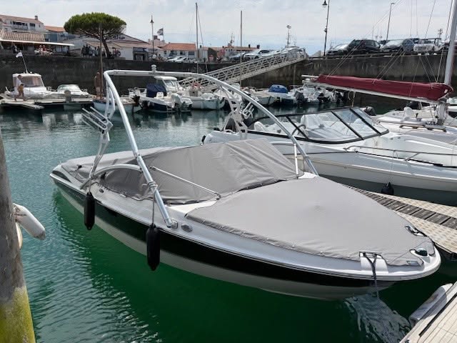 Quelle bâche choisir pour son bateau ? Taud de cockpit, bâche complète, pare-brise…