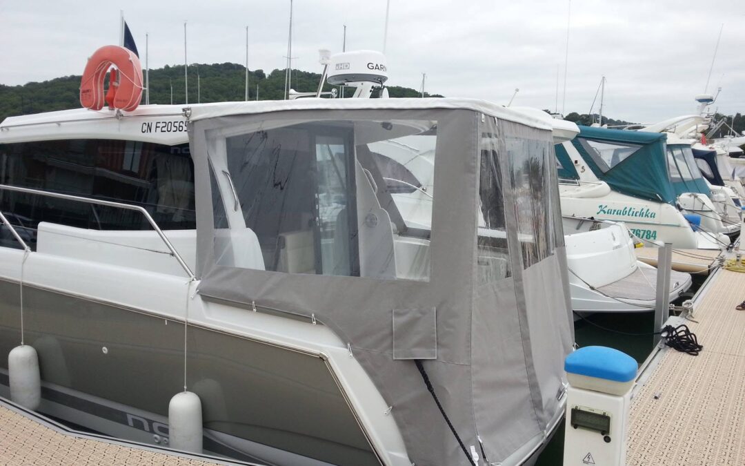 Quelle matière choisir pour une bâche de bateau ? Sunbrella, PVC ou Stamoid
