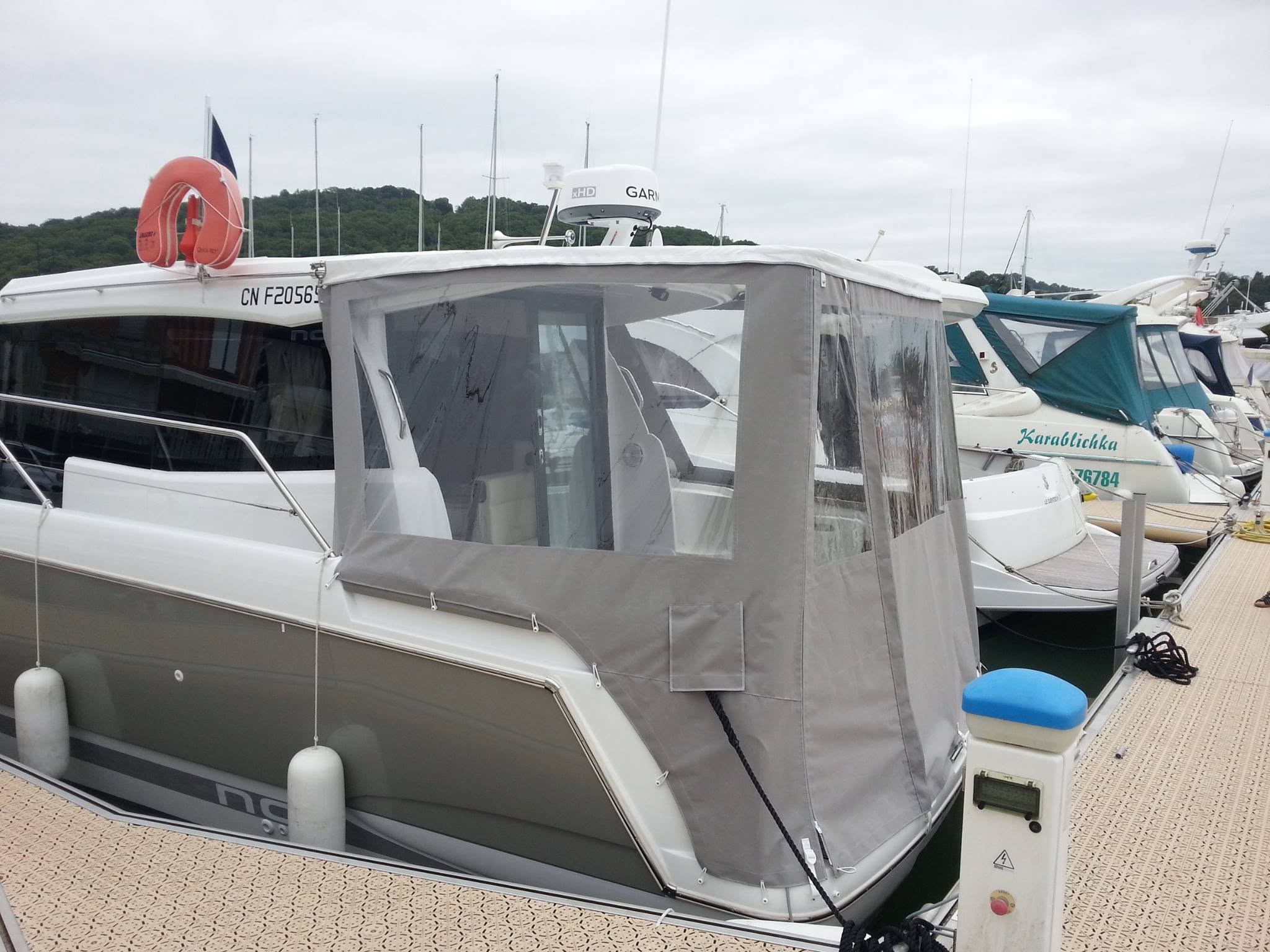 Quelle matière choisir pour une bâche de bateau ? Sunbrella, PVC ou Stamoid